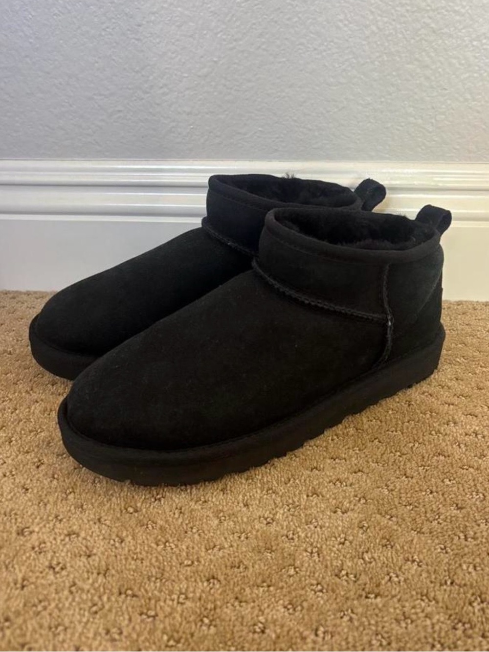 Ugg Classic Ultra Mini Boots Black Size 8 Like New!